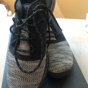 EUC Under Armour Women’s Shoes Sz 7